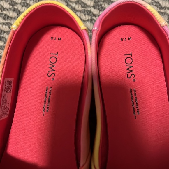 Women’s Sunshine Smiley Face TOMS! Size women’s 7.5. New with tags! - Picture 3 of 5